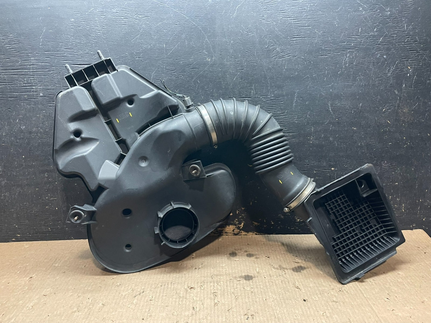 2009 Dodge Durango Air Cleaner Box 53034084AD Z33553