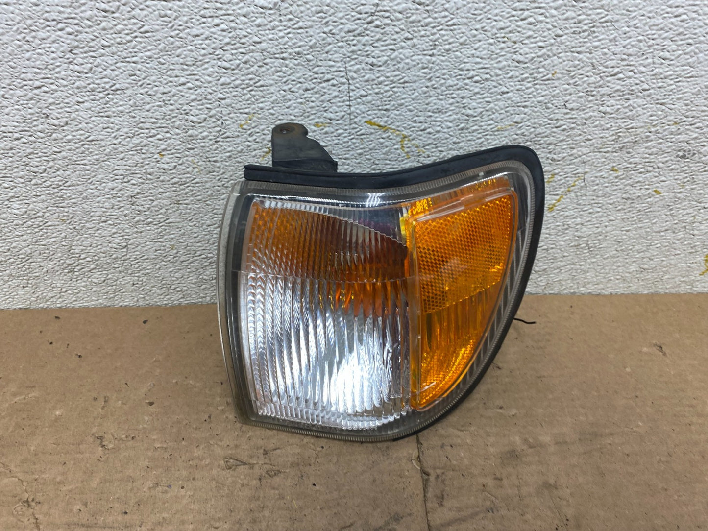1999-2004 Nissan Pathfinder Front Left Driver Turn Signal Oem P4297 DW0