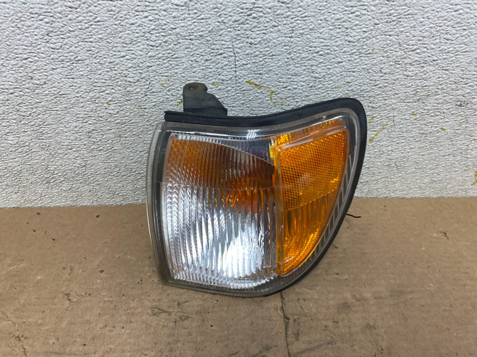 1999-2004 Nissan Pathfinder Front Left Driver Turn Signal Oem P4297 DW0