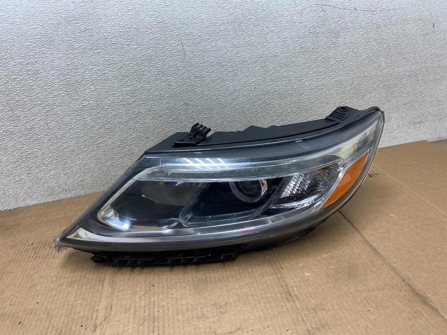 2014 to 2015 Kia Sorento Left Driver LH Side Headlight Halogen Oem AA5377 DW0