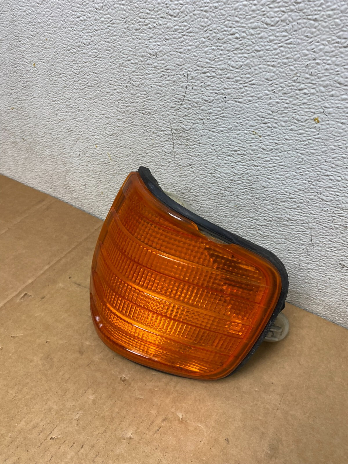 Mercedes-Benz W126 420SE Front Left Indicator Light Bosch H98831