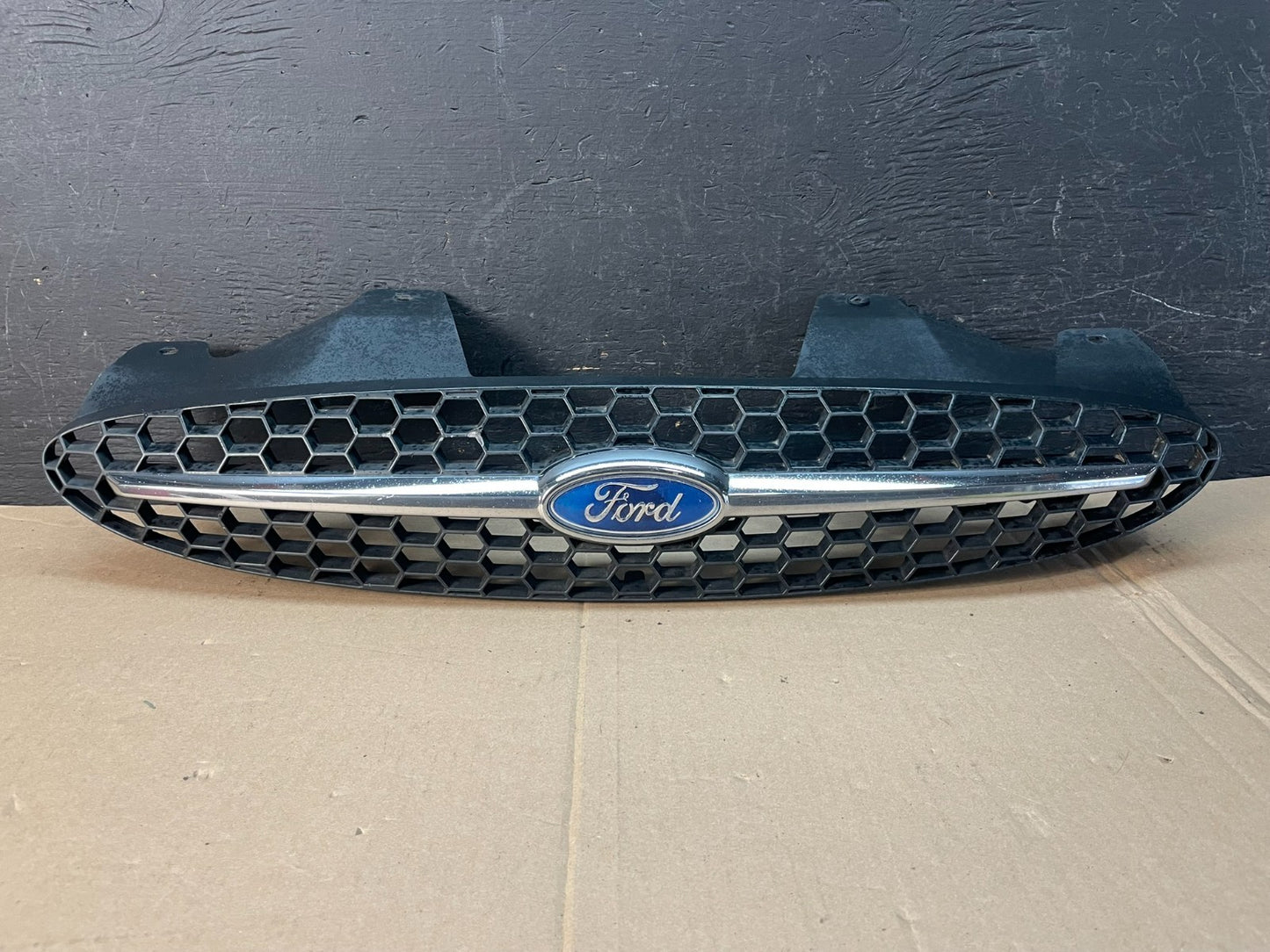 2000 to 2003 Ford Taurus Front Upper Grill Grille ad8368 DG0