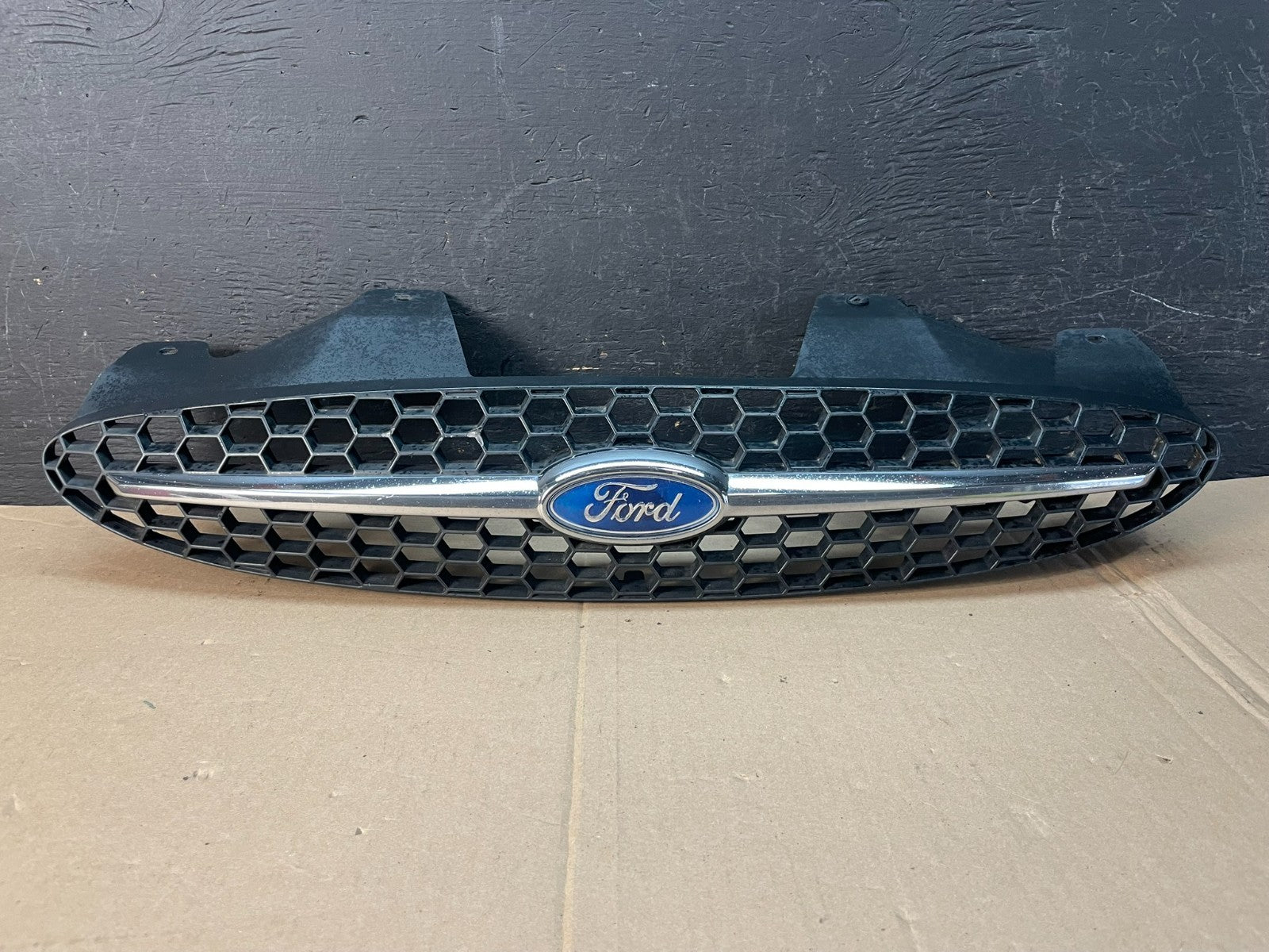 2000 to 2003 Ford Taurus Front Upper Grill Grille ad8368 DG0