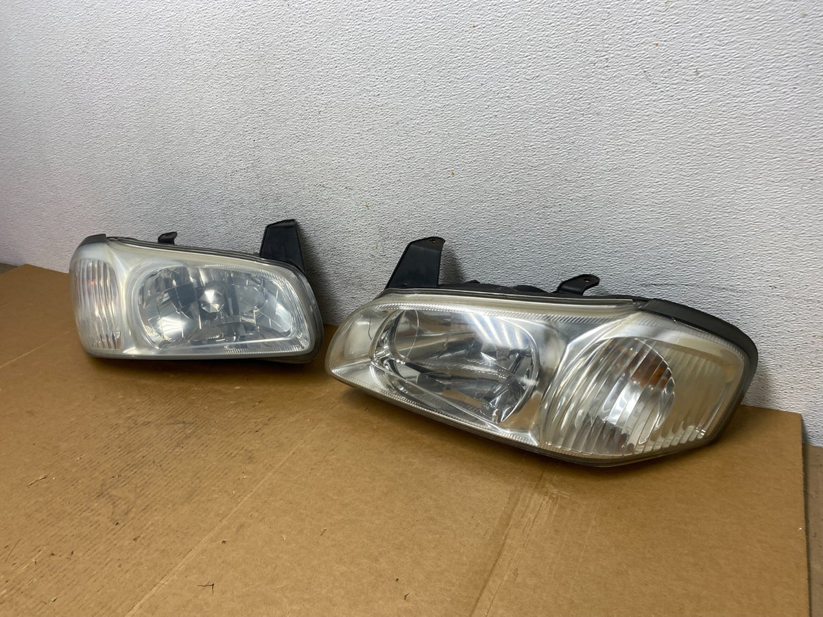 2000 to 2001 Nissan Maxima Left+Right Side Set Halogen Headlights AD9164 DW1