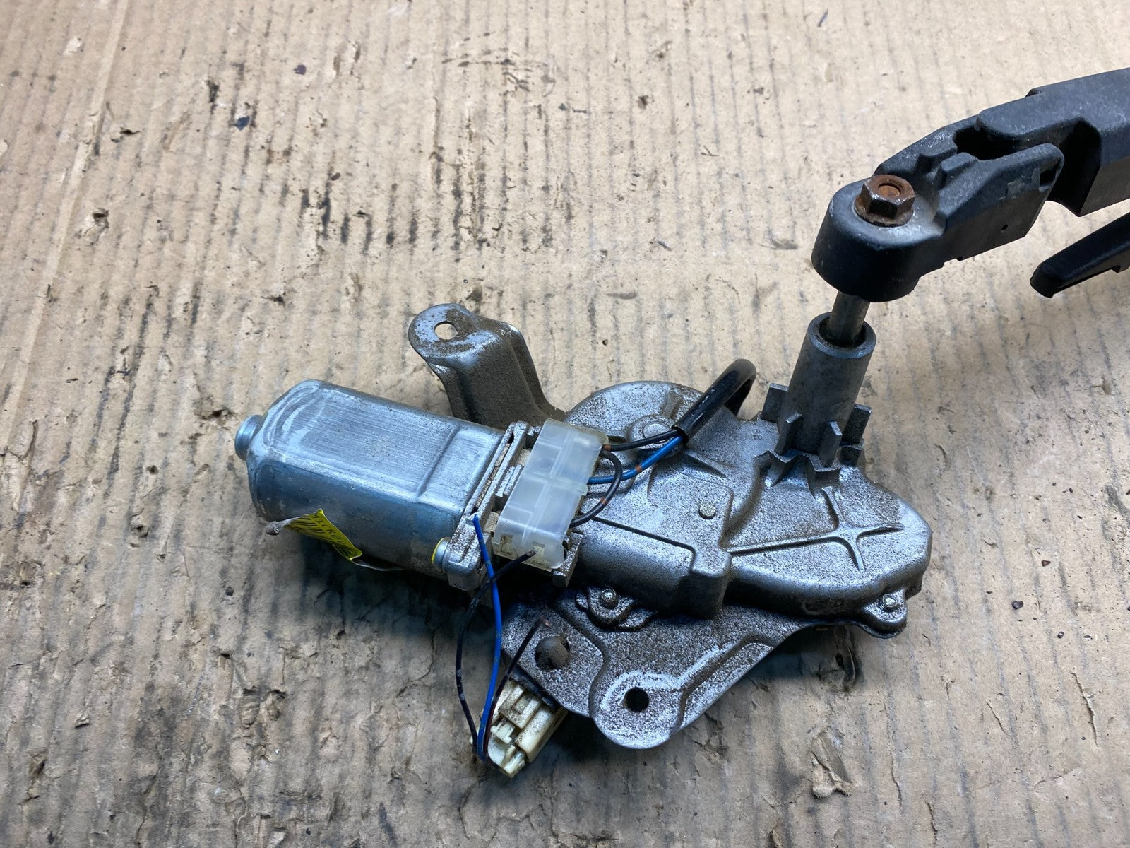 2006 to 2005 Mazda 5 Windshield Rear Wiper Motor Y1378 DG2
