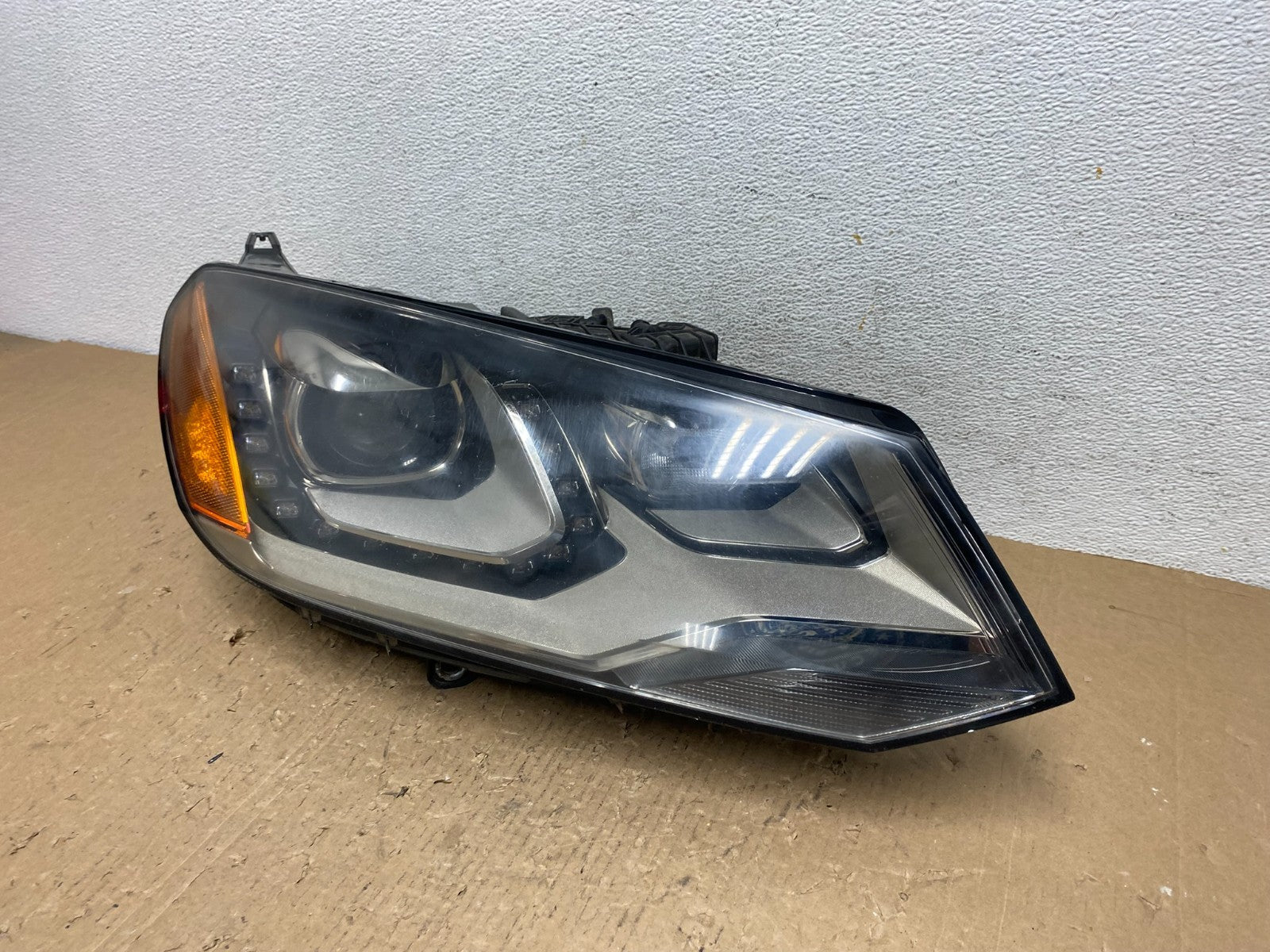 2011 - 2014 Volkswagen Touareg Right Passenger RH Xenon Headlight AD8828 DW1