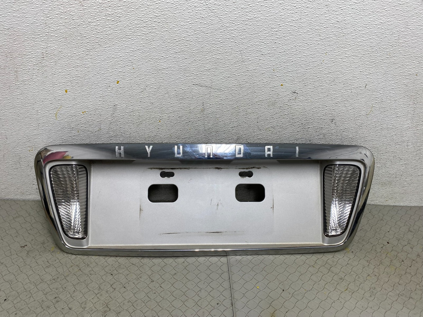 2002 to 2005 Hyundai XG350 Rear Trunk Panel License Plate Trim A1914 OEM DG10