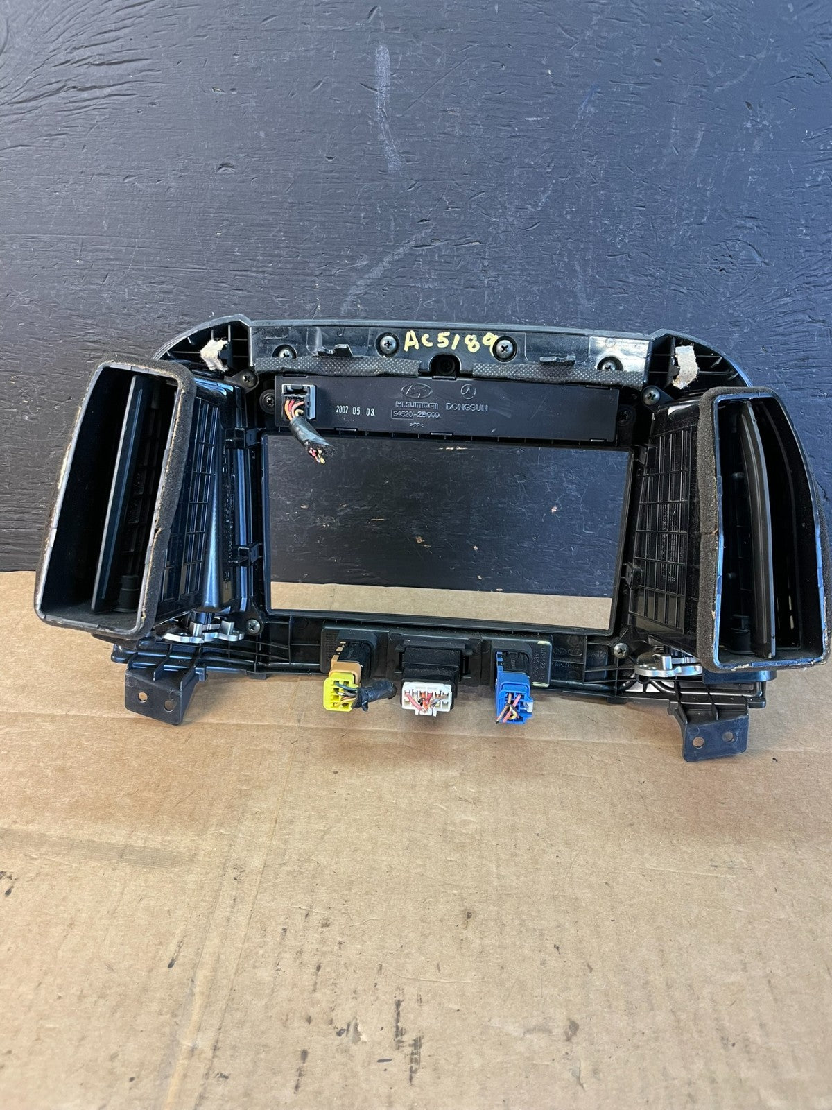 2007 to 2009 Hyundai Santa Fe Center Dashboard Radio Bezel Trim ac5189 DG3