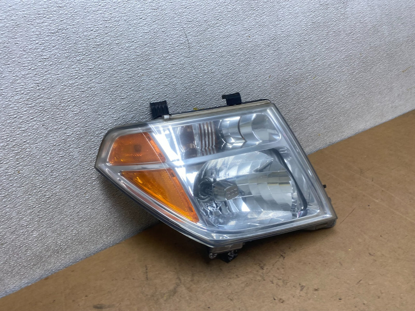 2005 to 2007 Nissan Pathfinder Halogen Headlight Right Passenger Oem X6750 DW2