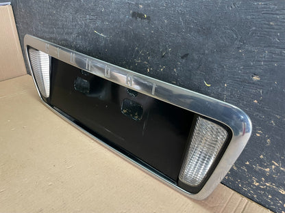 2003 - 2005 Hyundai Xg Trunk Lid Trim License Panel W Reverse Light AA1947 DG2