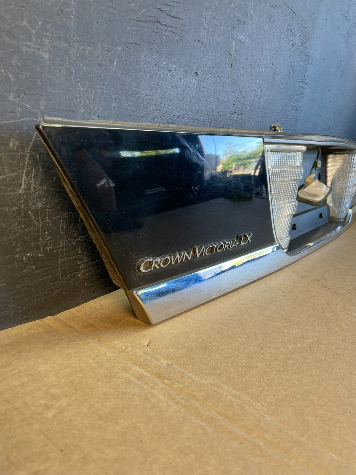 1998 - 2011 Ford Crown Victoria Trunk Rear Garnish License Plate Panel ad0067 DG2