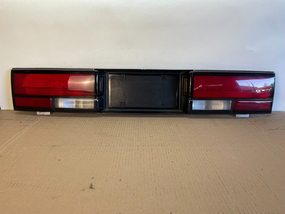 1992 1993 Chevrolet Cavalier Rear Trunk LID Center Tail Light AH0478 DG0