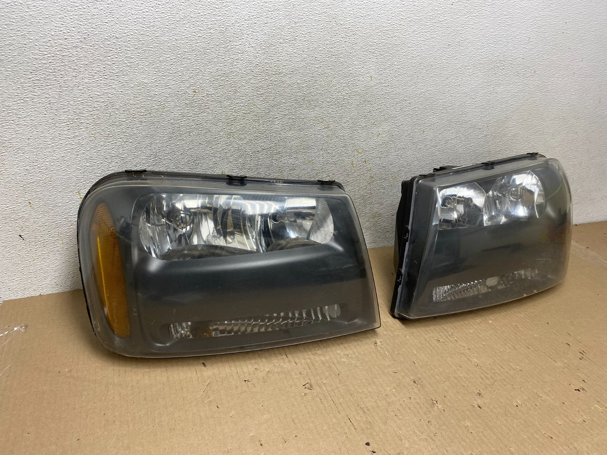 2006 - 2009 Chevrolet Trailblazer Left+Right Headlights Flush Half Bar AH5815 DW1