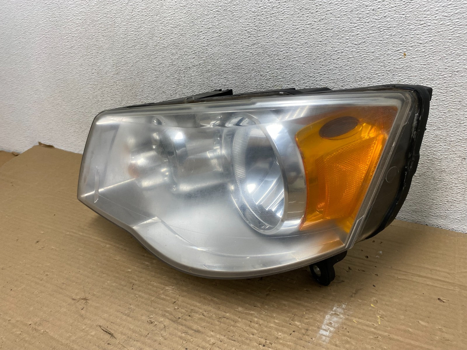 2008 to 2016 Chrysler Town and Country Left Driver Lh Side Headlight AG9109 DW2