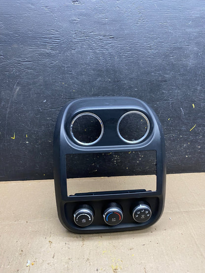 2011 to 2017 Jeep Compass Dash Climate Temperature Control Radio Bezel u4895 DG0