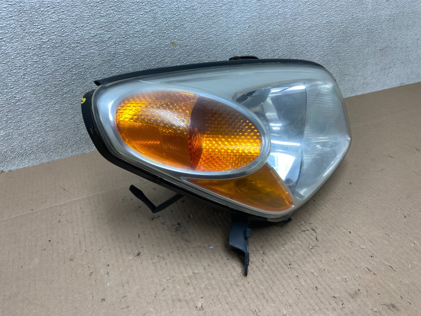2004 2005 Toyota Rav4 Right Passenger RH Side Headlight Halogen TYC Z4001 DW2