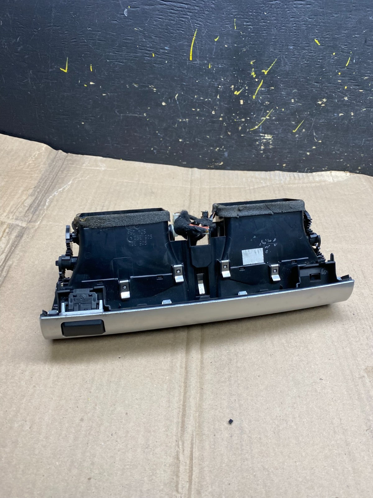 2010 to 2013 BMW X5 X6 Center Console Dash Air Vent OEM X2025 DG4