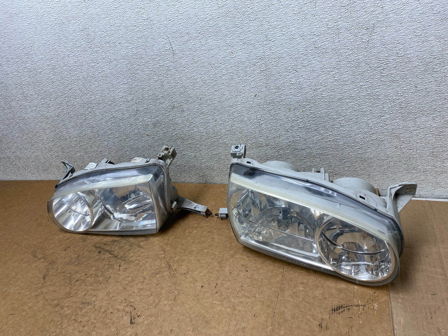 2001-2002 Toyota Corolla Right Left Side Halogen Headlights OEM S6921 PS1