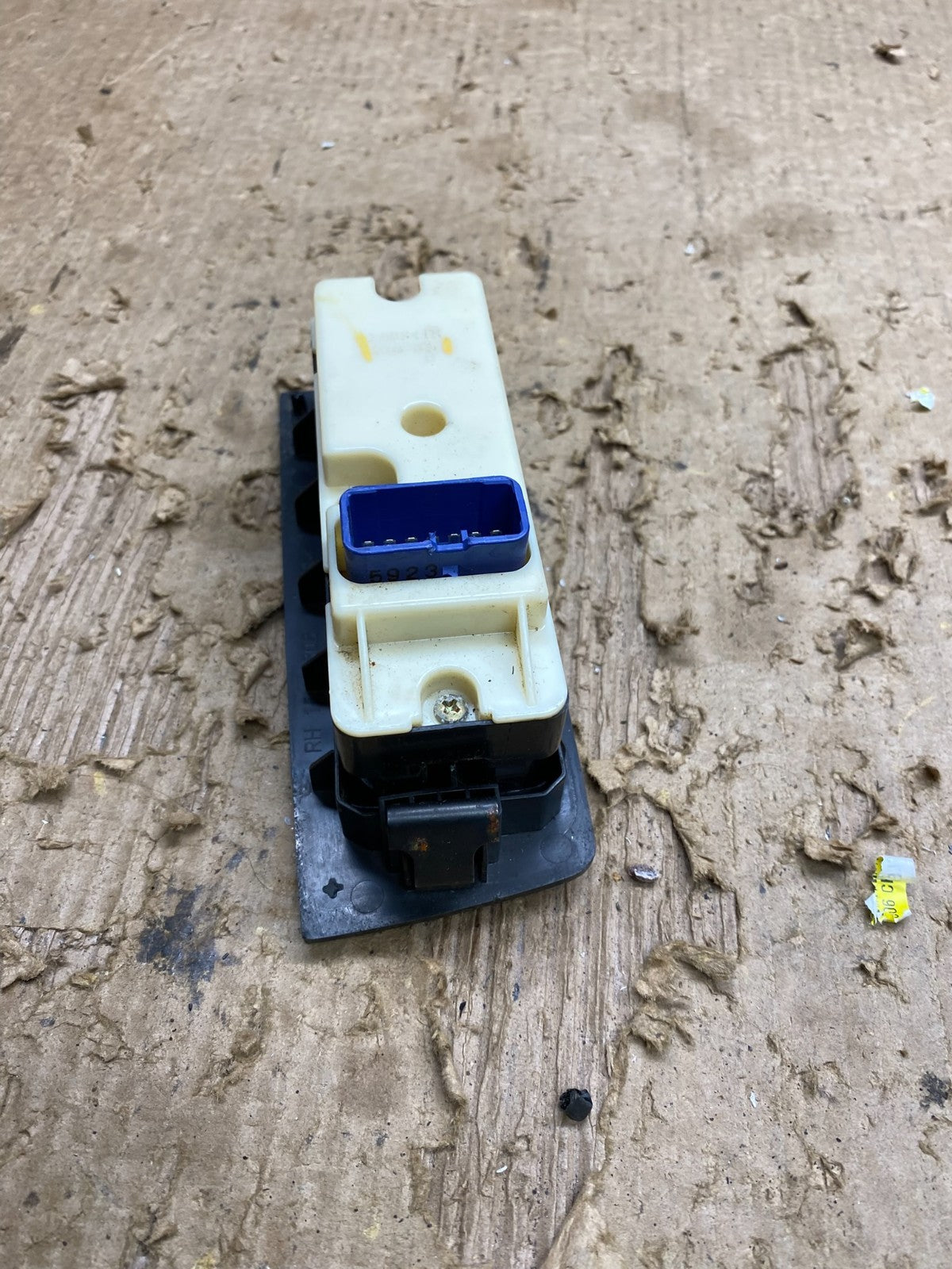 2006 to 2010 Hummer H3 Front Right Passeneger Window Lock Switch OEM Z9912 DG3