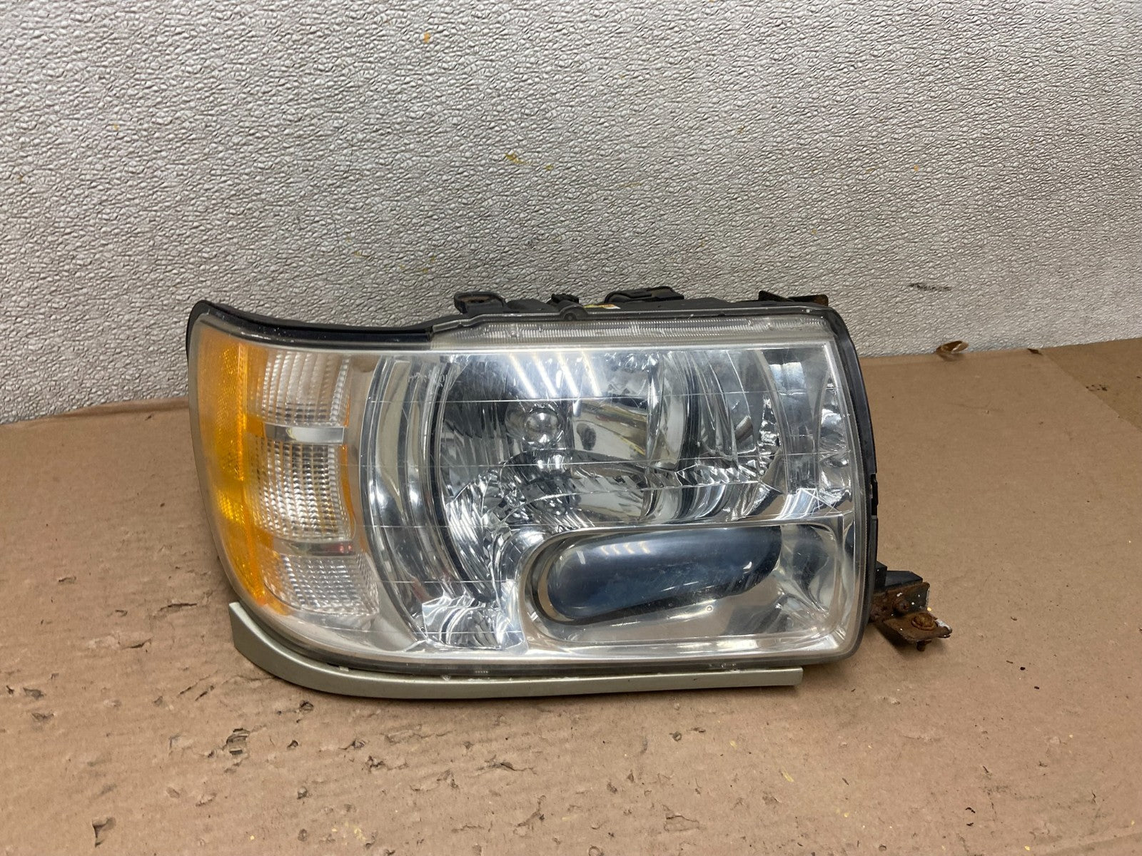 2001 to 2003 Infiniti QX4 Xenon HID Right Passenger Side Headlight OEM AB0822 DW0