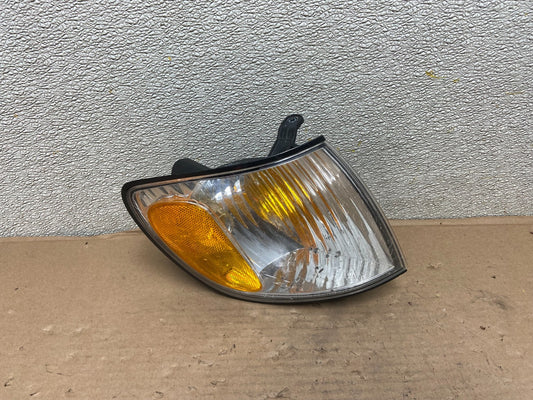 2001 to 2003 Toyota Sienna Turn Signal Right Passenger RH Lamp OEM AB0112 DW0