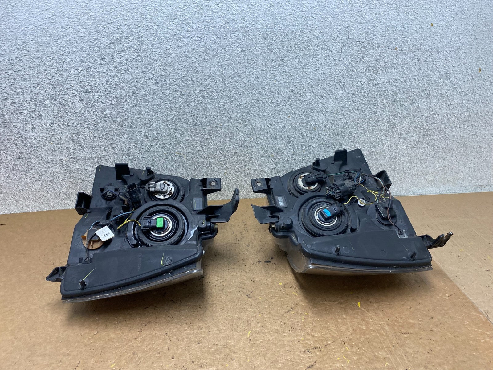 2007 to 2013 Chevrolet Suburban Tahoe Left+Right Set Headlights DEPO T0677 DW14