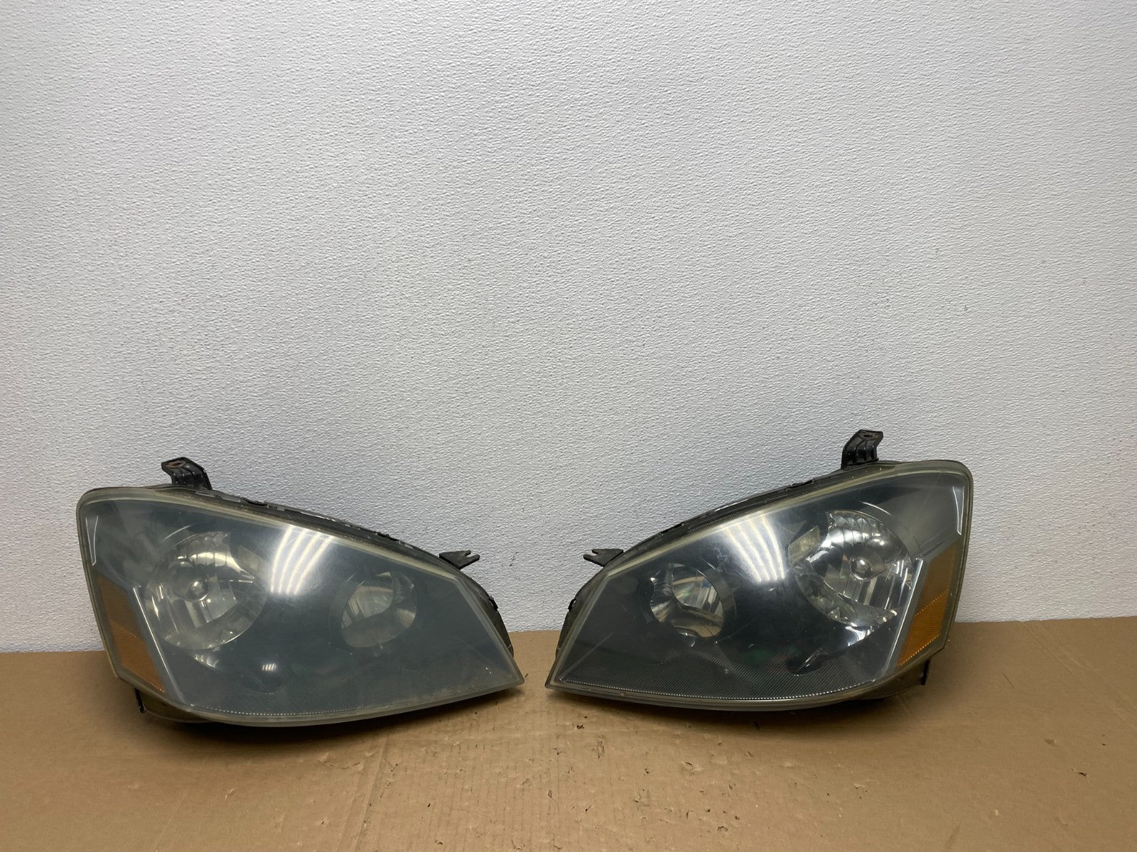 2005 to 2006 Nissan Altima Left+Right Side Set Halogen Headlights OEM AB6877 DW0