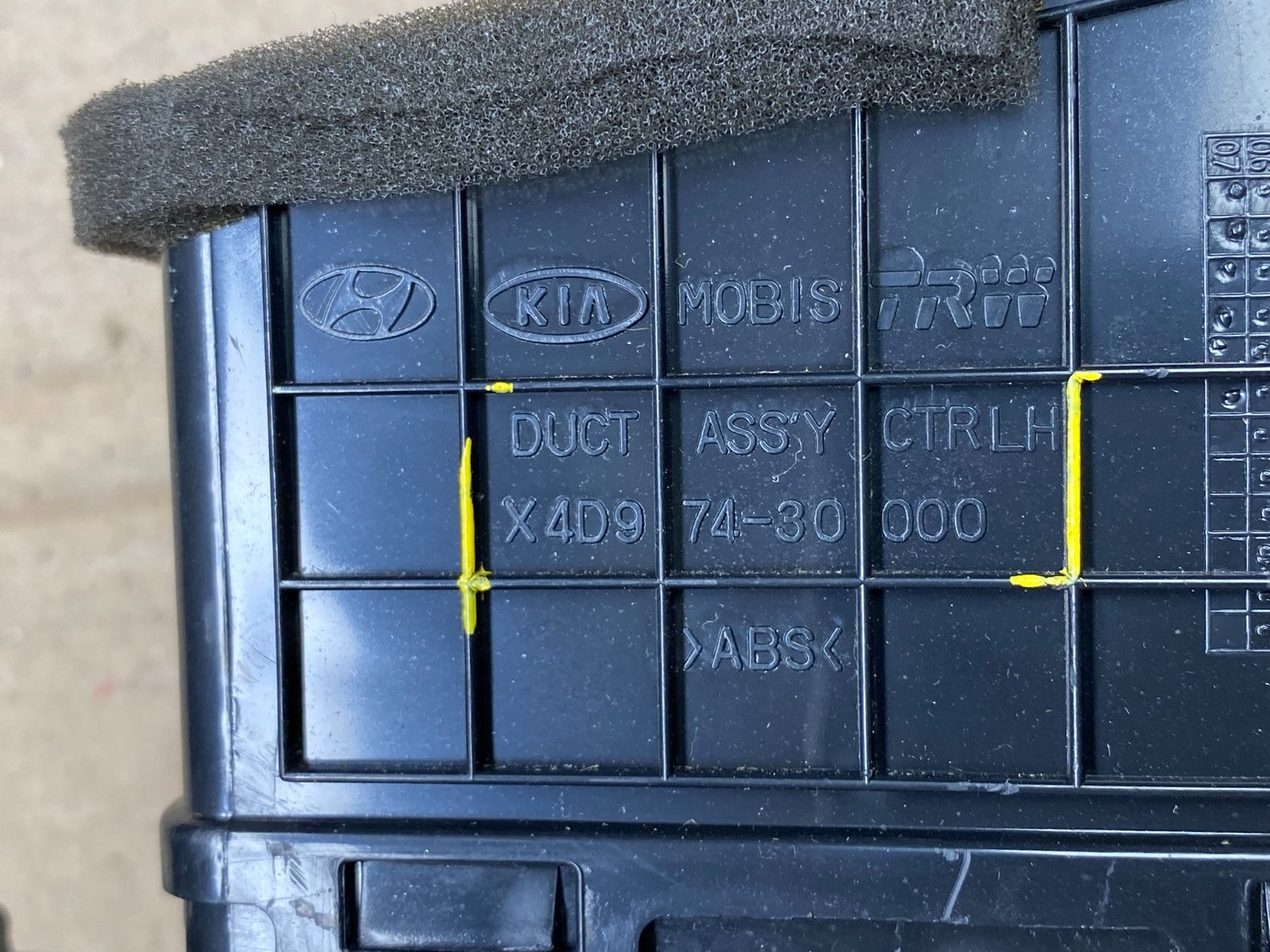 2006-2012 Kia Sedona Front Left Driver Center Dash AC Air Vent Grille OEM X20584