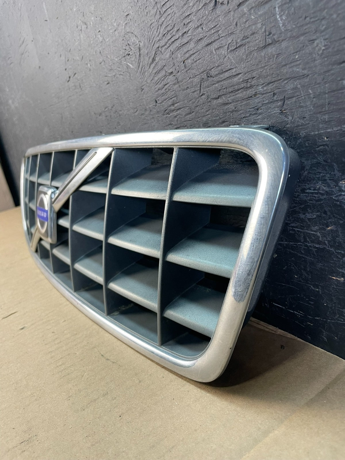 2001 to 2004 Volvo XC70 Front Upper Grill Grille AD5737 DG1