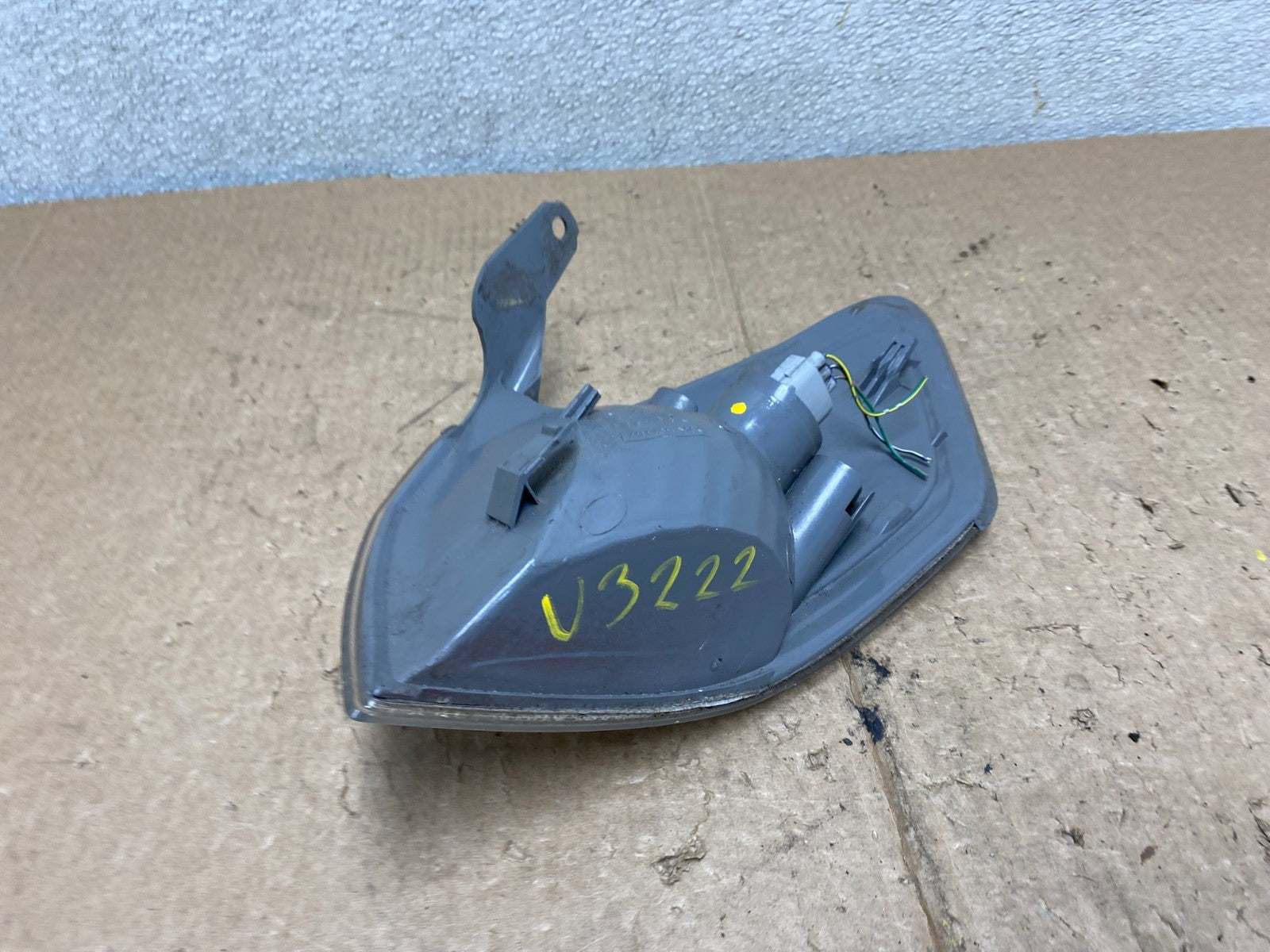 2000 - 2001 Toyota Camry Front Right Passenger RH Turn Signal Oem V3222 DW6