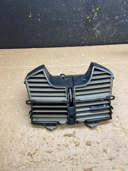 2004-2008 Chevrolet Malibu Center A/C Air Vent Trim Bezel w1959 DG0