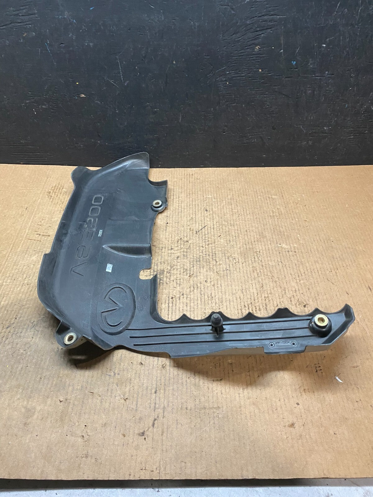 2001 to 2004 Nissan Pathfinder Engine Cover Ornament H4778 DG16