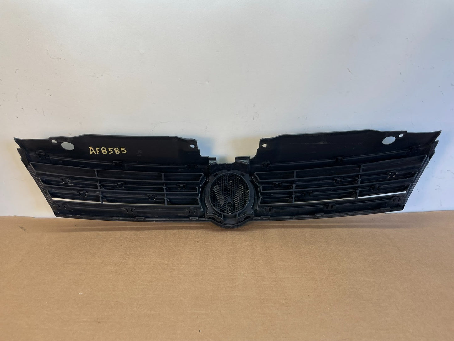 2011 to 2014 Volkswagen Jetta Sedan Front Upper Grille Grill af8585 DG5