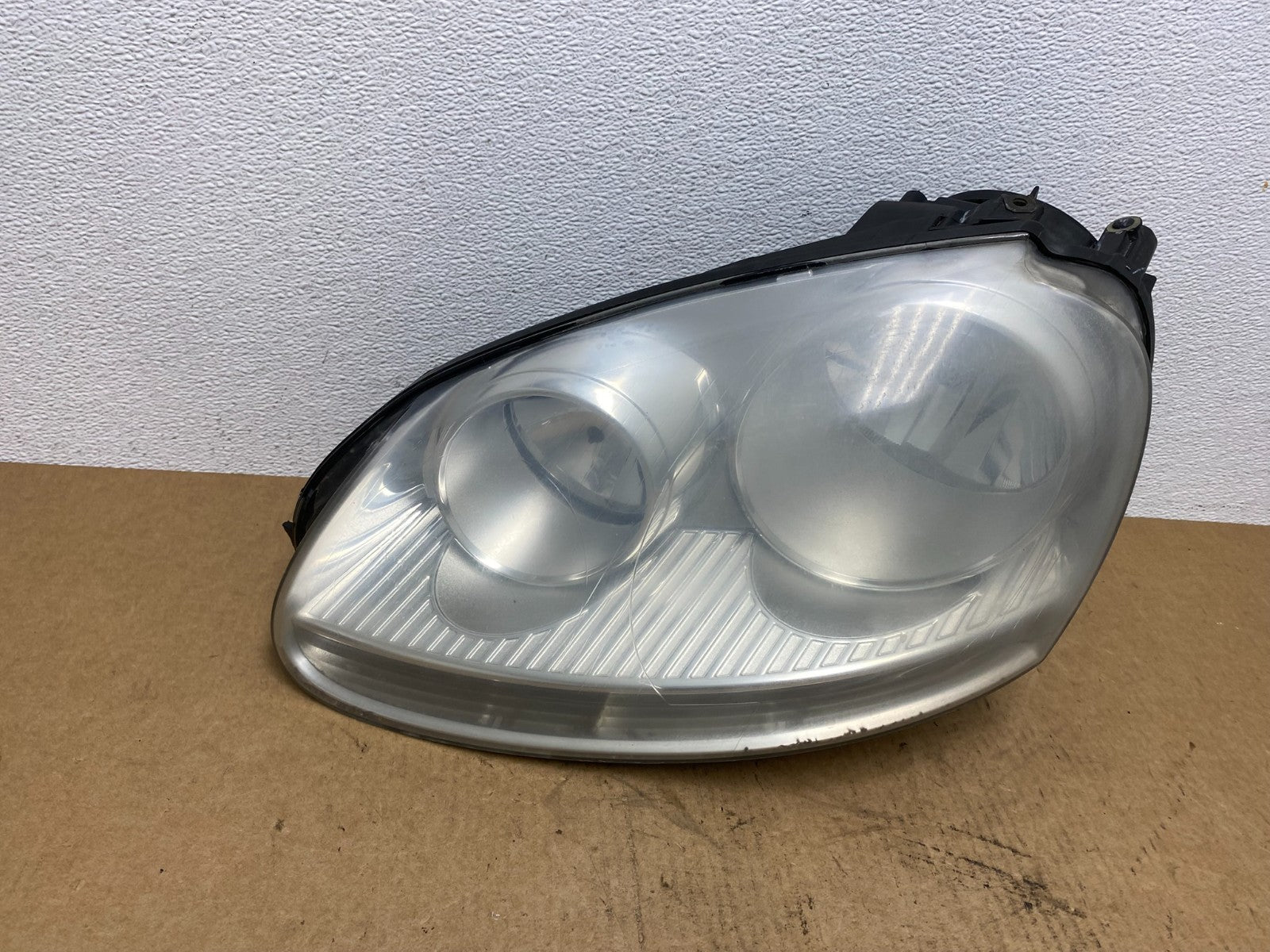 2005 to 2010 Volkswagen Jetta Left Driver LH Side Headlight Halogen AC2994 DW0
