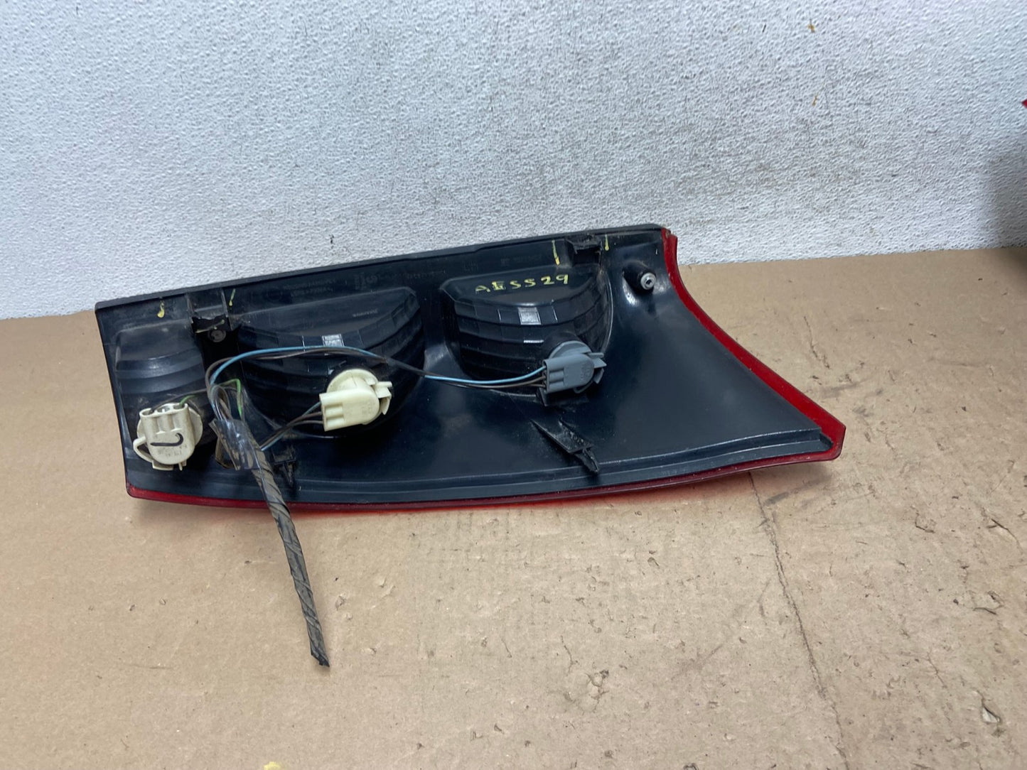 2002 to 2006 Chevrolet Avalanche Left Driver LH Tail Light AG5529 LK9