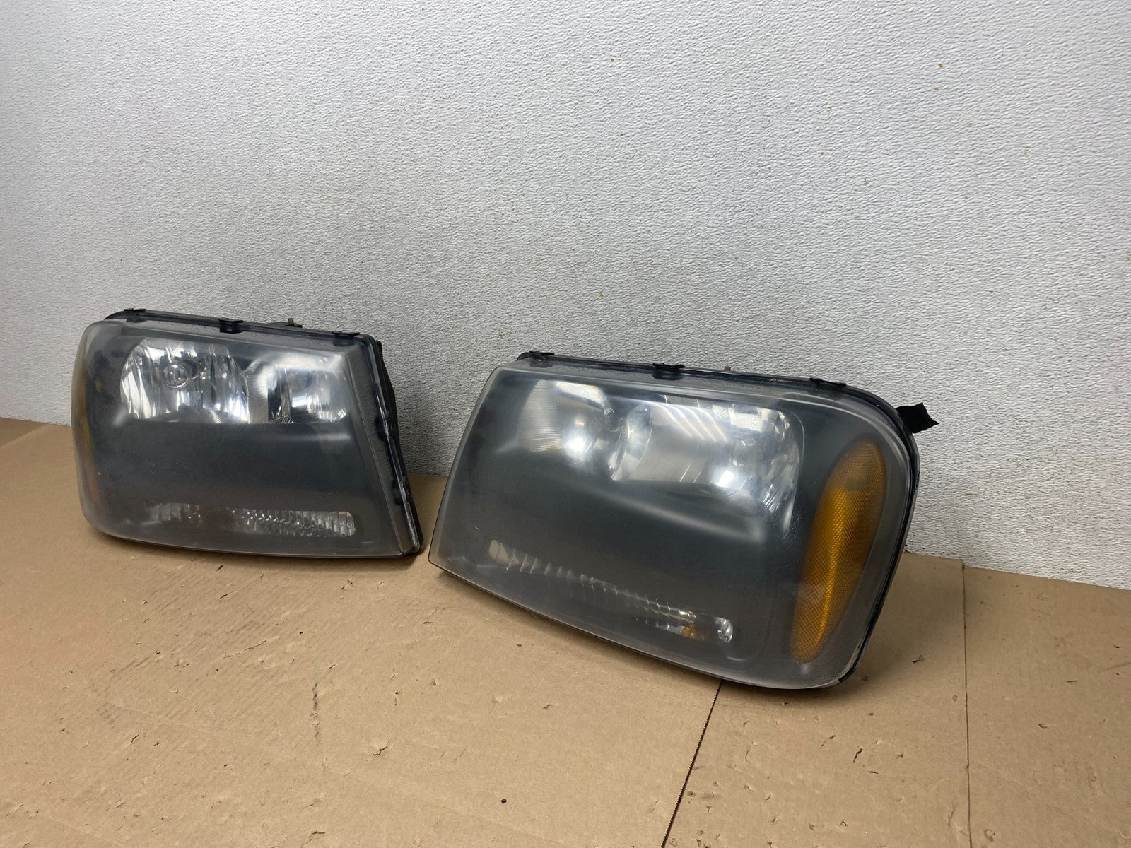 2006 - 2009 Chevrolet Trailblazer Left+Right Headlights Flush Half Bar AG5778 DW1