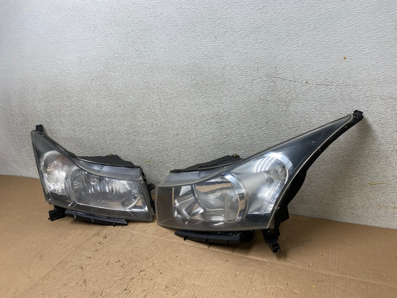 2011 to 2015 Chevrolet Cruze Halogen Left+Right Set Headlights W0839 DW1
