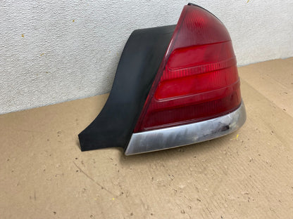 1998-2003 Ford Crown Victoria Right Passenger Rh Side Tail Light Oem I2182 DW2