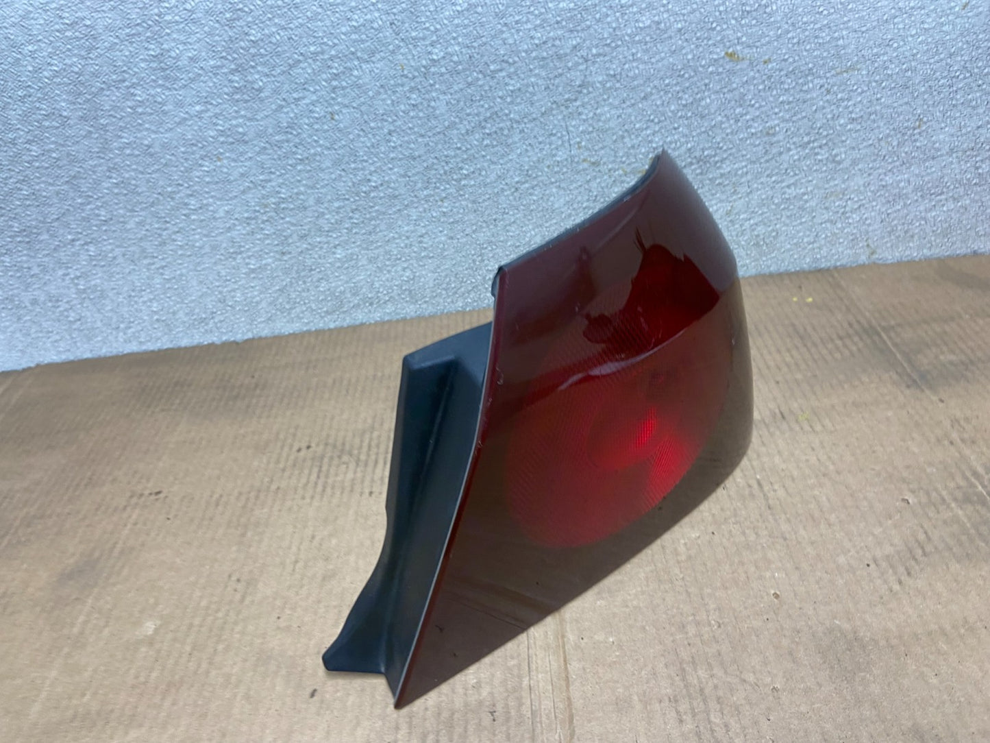 2000 to 2005 Chevrolet Impala Right Passenger Rh Side Tail Light OEM AA5305 DW2