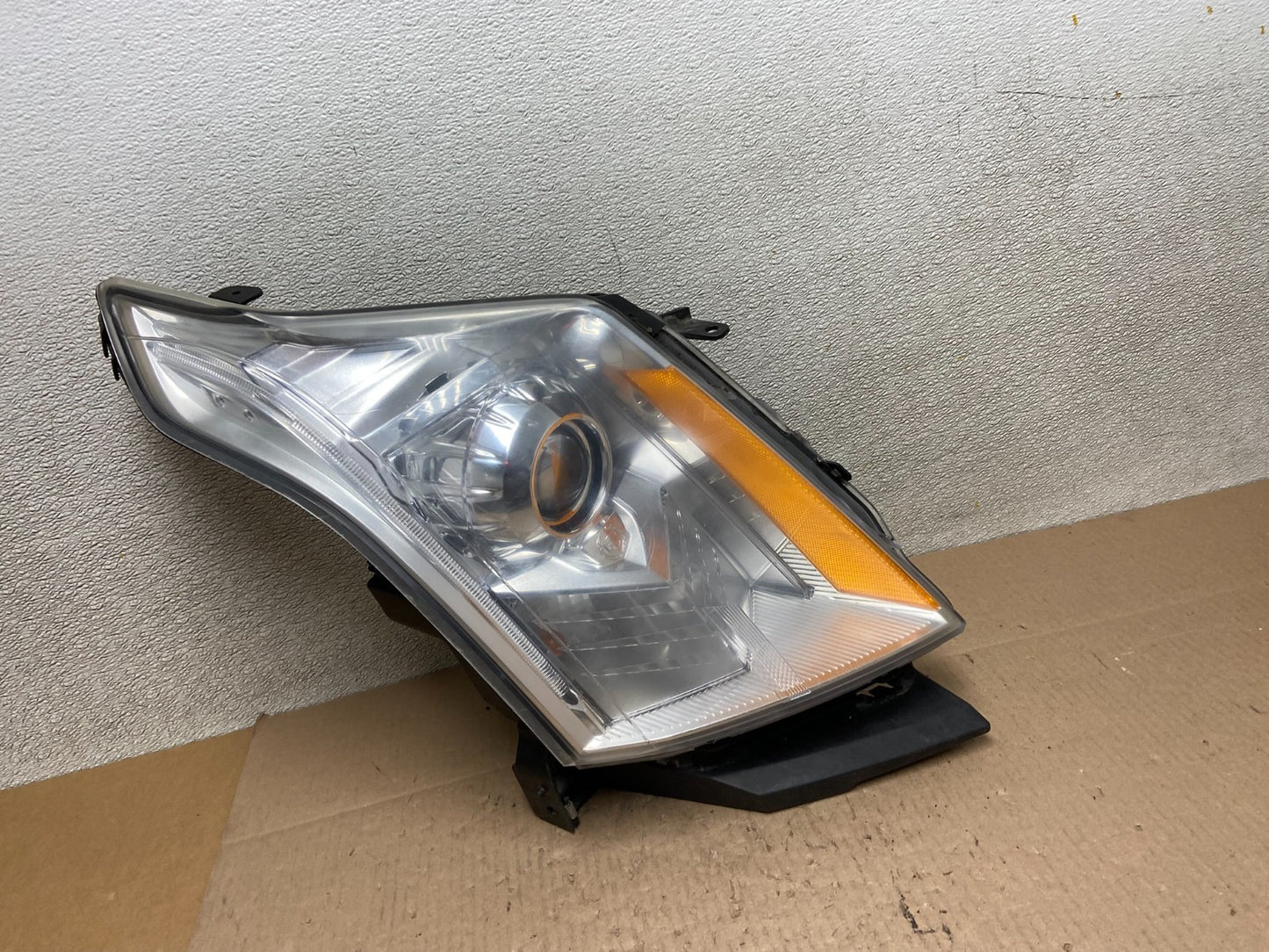 Xenon 2010 to 2016 Cadillac SRX Right Passegner Side Headlight Z6114 DW0