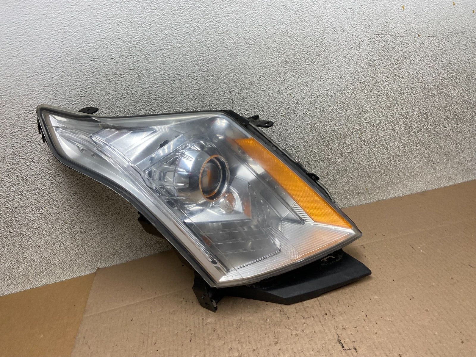 Xenon 2010 to 2016 Cadillac SRX Right Passegner Side Headlight Z6114 DW0