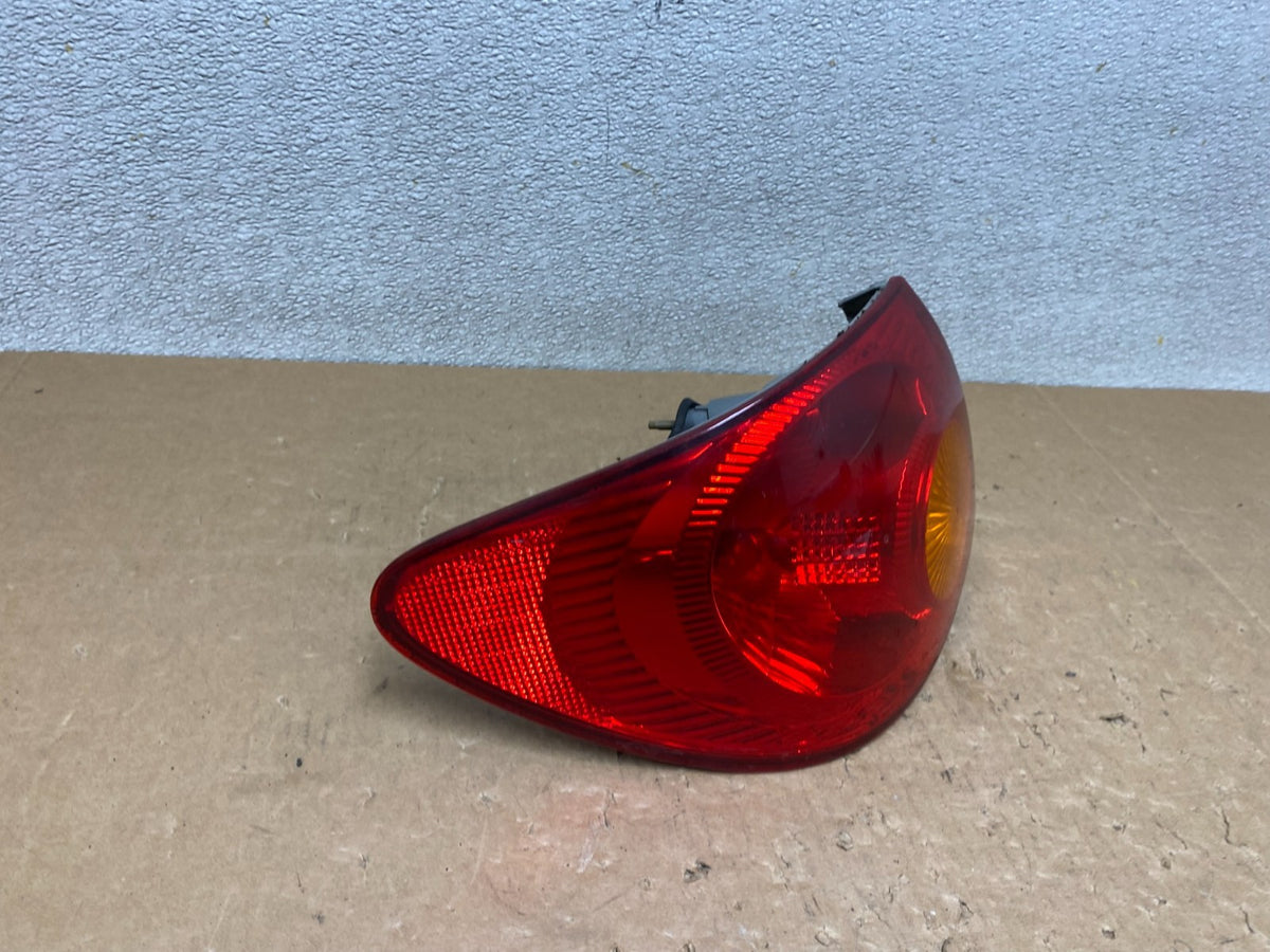 2003 to 2005 Toyota Corolla Left Driver Lh Side Tail Light V5182 DW2