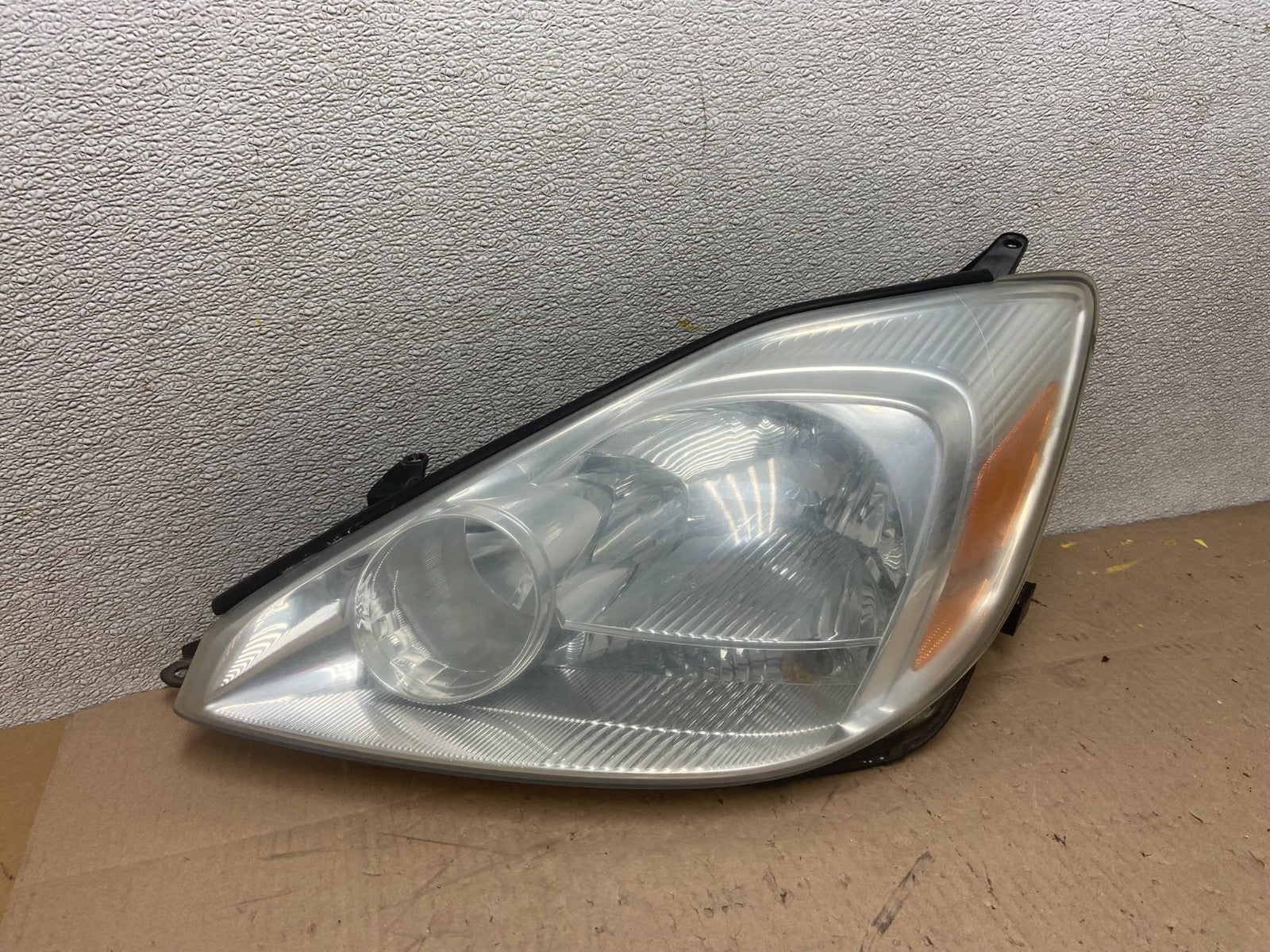 2004-2005 Toyota Sienna Left Driver LH Side Halogen Headlight AA0610 DW0
