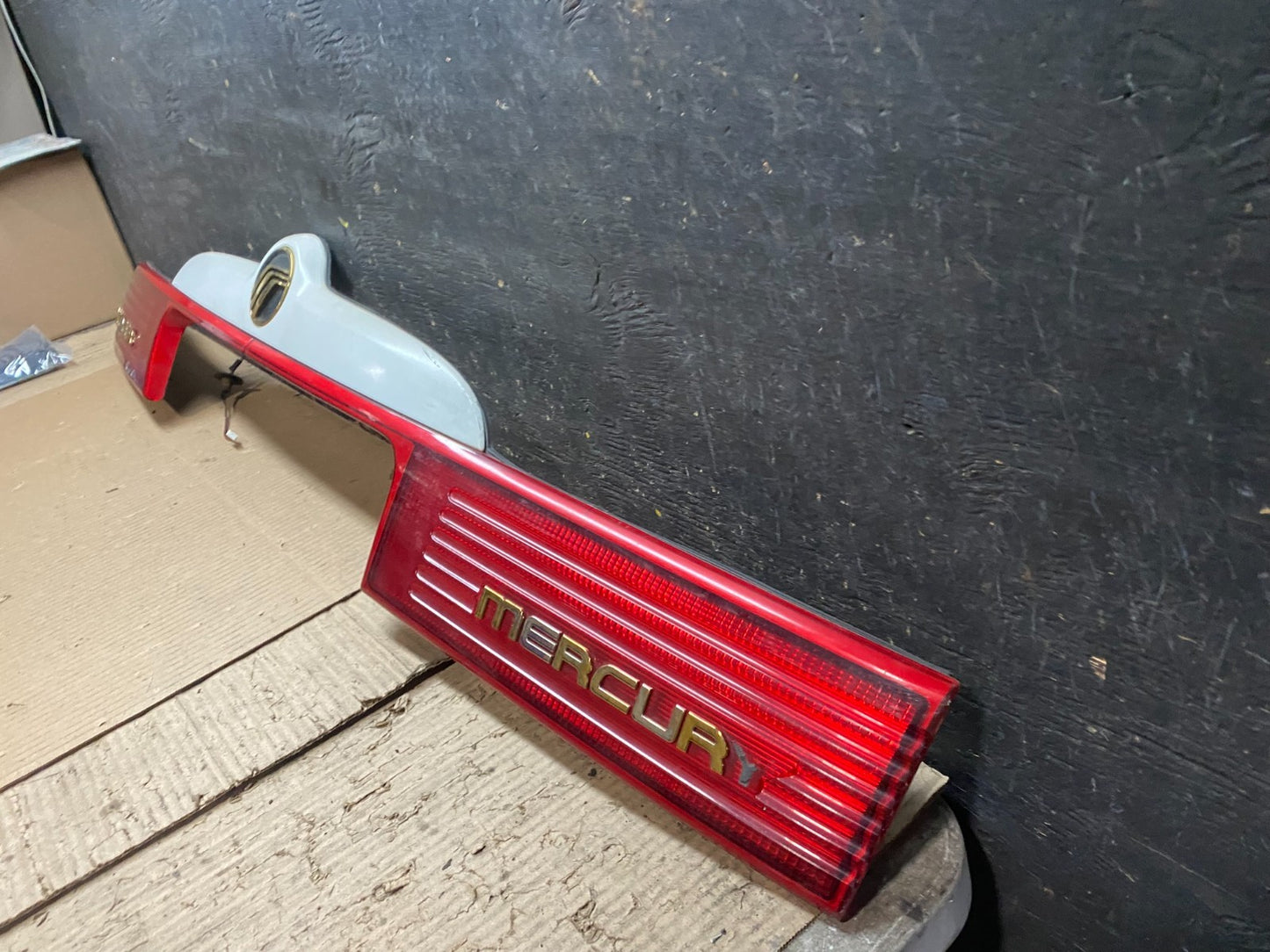 1999 to 2002 Mercury Villager Trunk Lid Center Tail Light  w5728 DG1