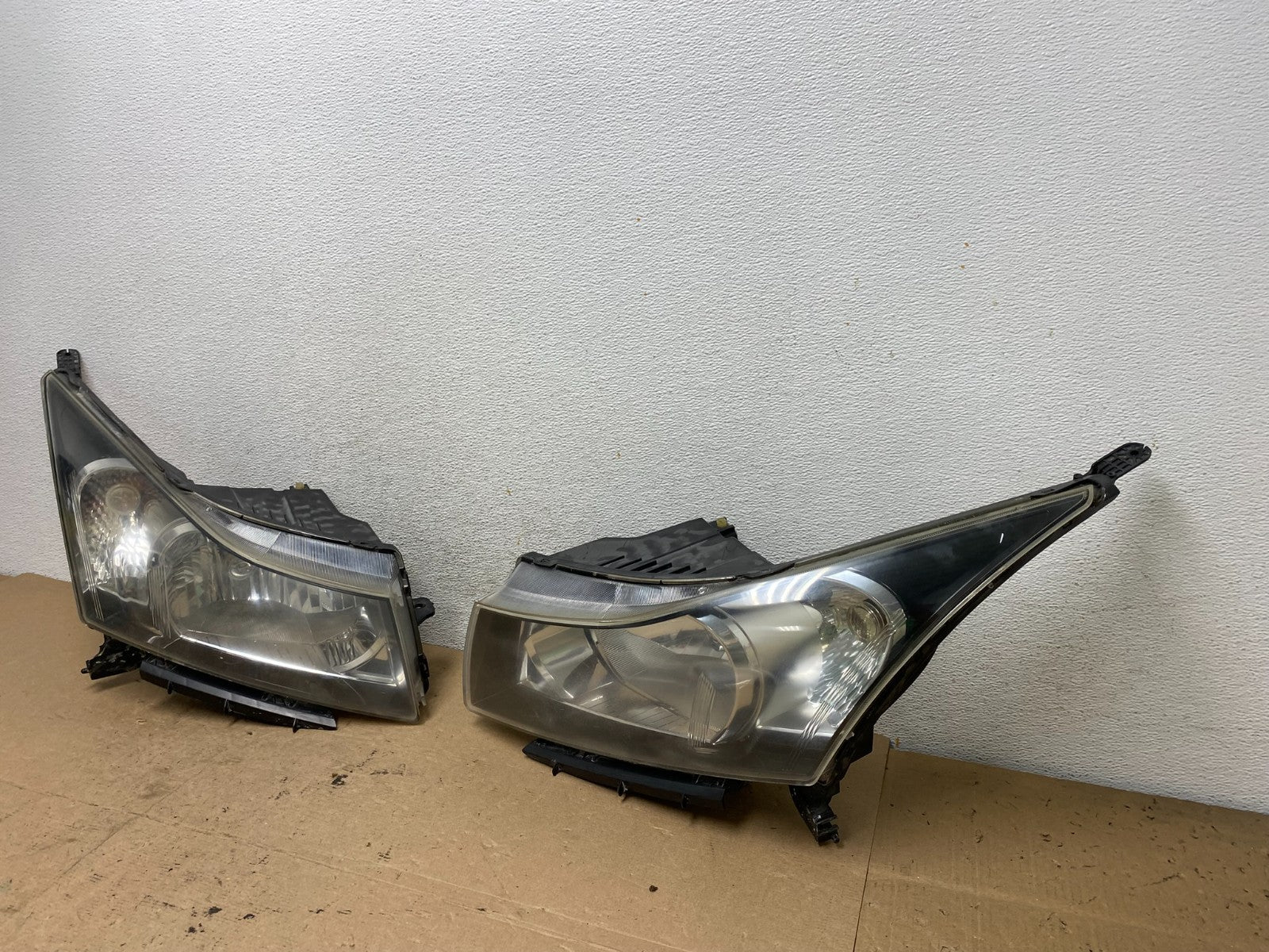 2011 to 2015 Chevrolet Cruze Halogen Left+Right Set Headlights AF4978 DW1