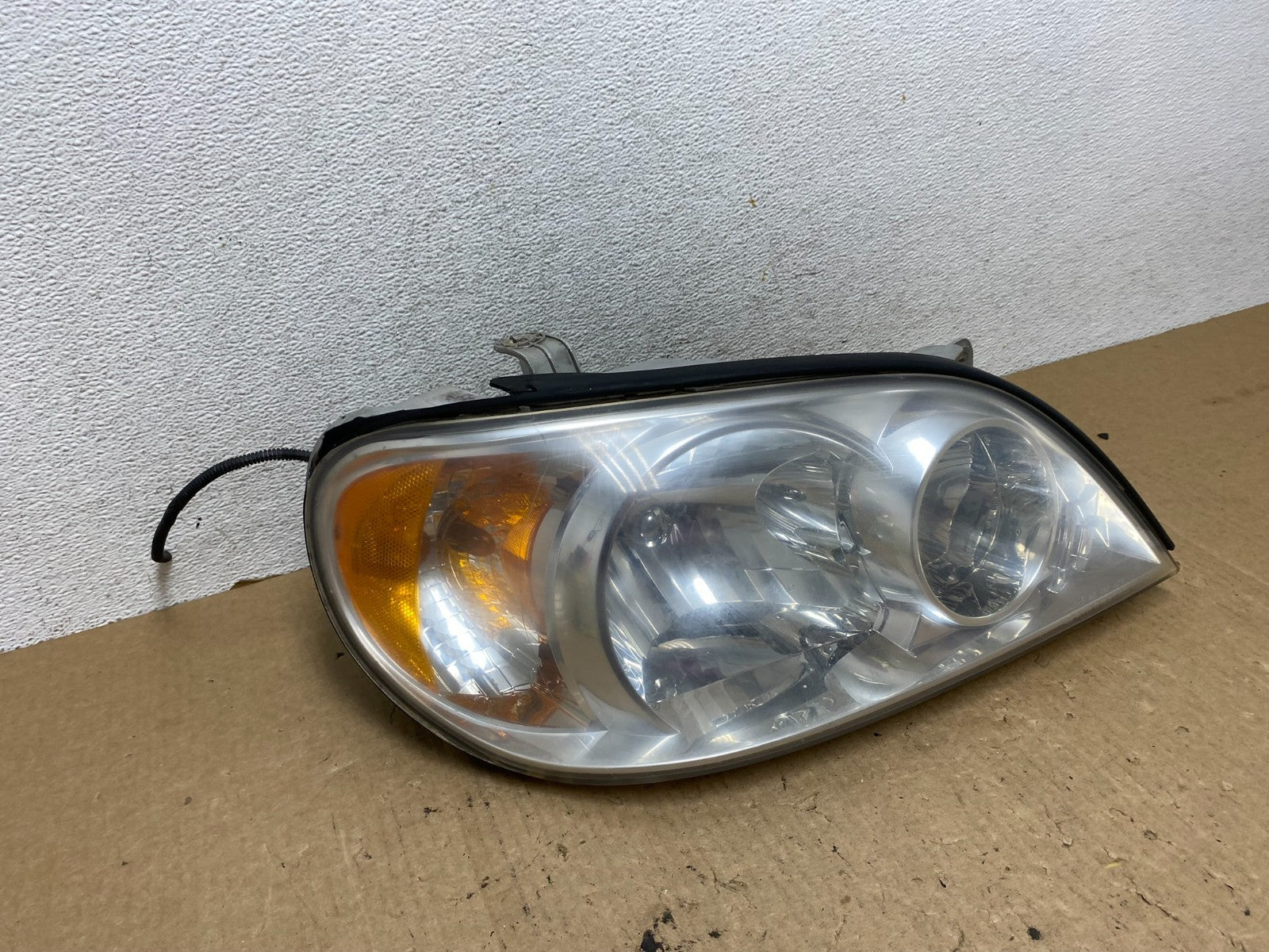 2002 to 2005 Kia Sedona Right Passenger RH Side Headlight AF9827 DW2
