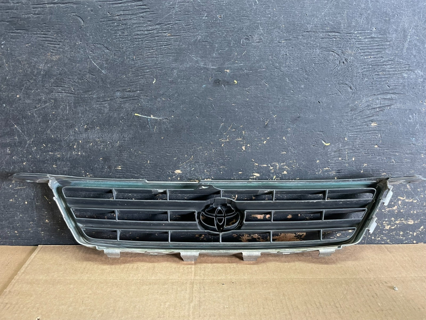 2000 to 2001 Toyota Camry Grille Chrome Shell w/ Black Insert AA8957 DG6