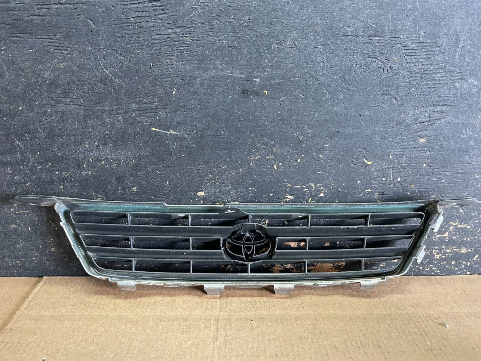 2000 to 2001 Toyota Camry Grille Chrome Shell w/ Black Insert AA8957 DG6