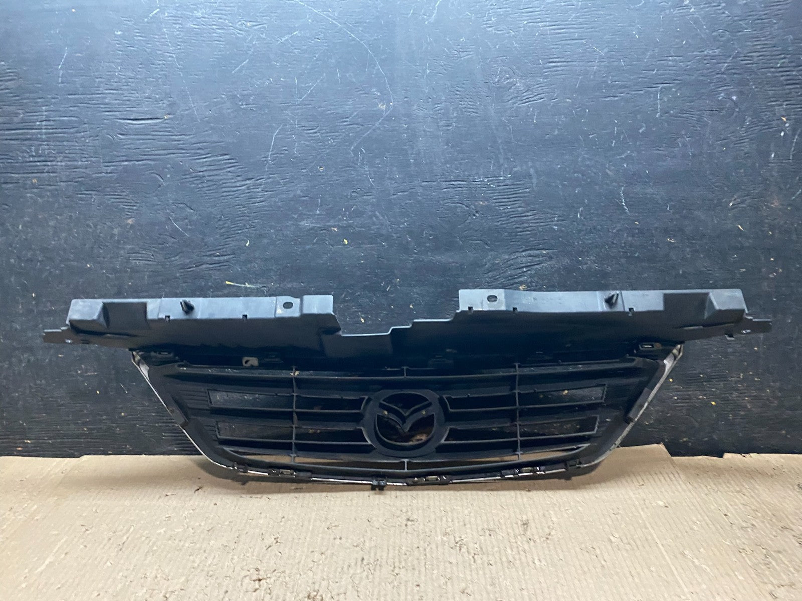 2000 2001 Mazda MPV Front Upper Grille Grill Oem X8262 DG6