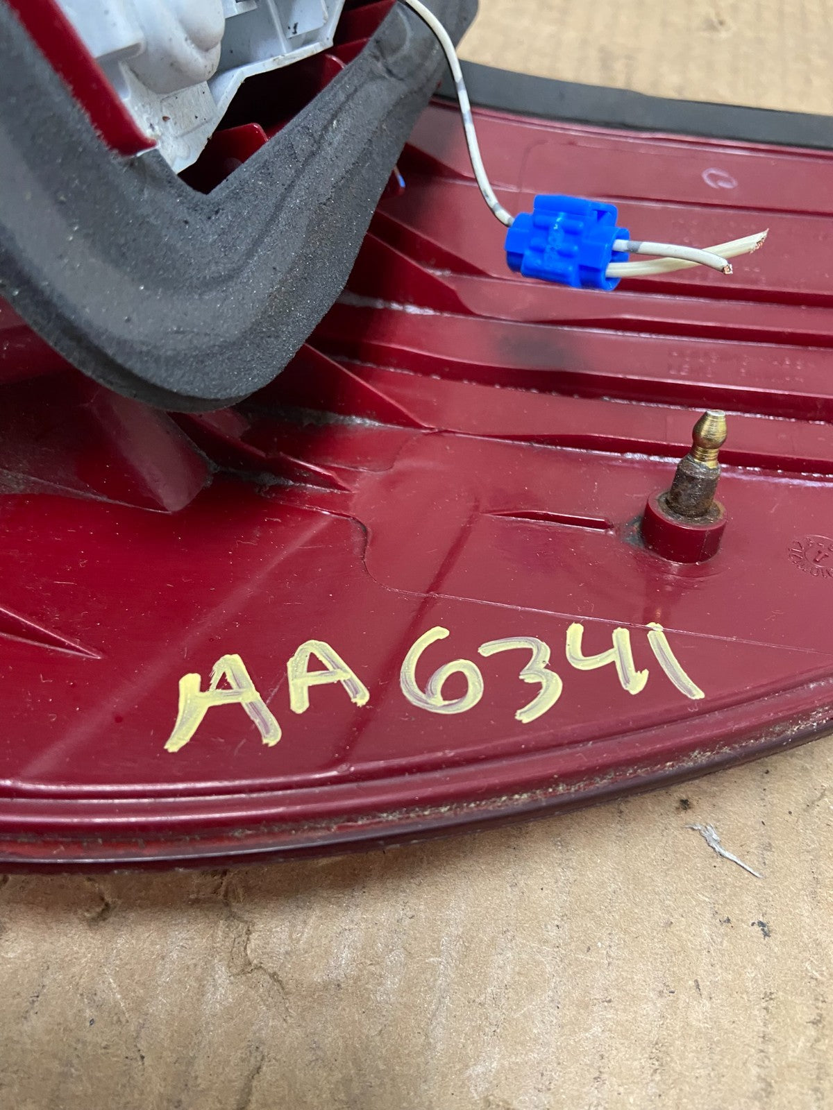 2004 to 2005 Toyota Sienna Left Driver LH Side Tail Light AA63418